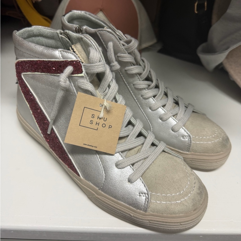 ShuShop Silver High-Top Sneakers with Burgundy Accent